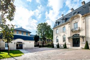 埃佩尔奈Les Suites du Champagne de Venoge的蓝色屋顶的白色大建筑