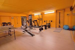 切塔尔多伯德利贝尼泰迪酒店的一间健身房,里面配有数台跑步机和机器