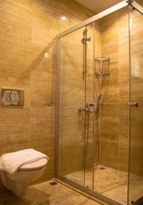 卡尔坎康特雅德酒店的带淋浴和卫生间的浴室