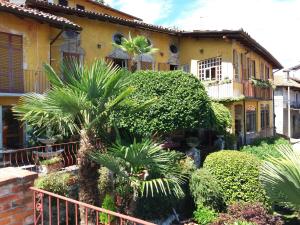 莱萨Garden Apartment的前面有棕榈树的房子