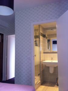 利雪阳台之家酒店的一间带水槽、卫生间和淋浴的浴室