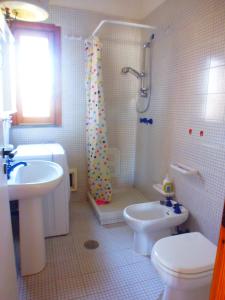 锡巴里LGVacanze 8 posti letto的一间带水槽、卫生间和淋浴的浴室