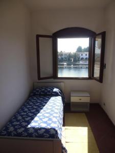 锡巴里LGVacanze 8 posti letto的一间小卧室,配有床和窗户