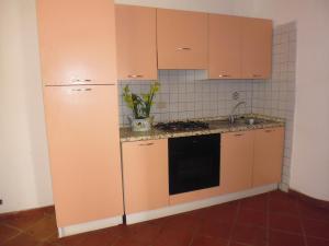 锡巴里LGVacanze 8 posti letto的厨房配有橙色橱柜和水槽
