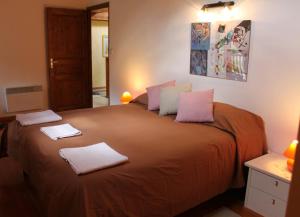 瓦卢伊斯拉宝热拉卡萨孔提住宿加早餐酒店的一间卧室配有一张大床和两条毛巾