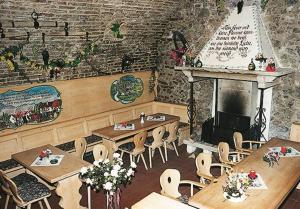 多瑙河畔韦尔特Gasthof Pflamminger的一间带桌椅和壁炉的餐厅