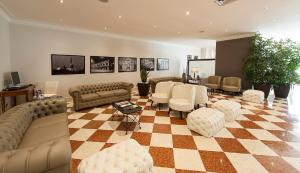 维琴察SHG德拉维尔酒店的带沙发和 ⁇ 格地板的客厅