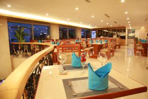 岘港岘港公河大酒店的餐厅设有一张桌子,上面放着酒杯