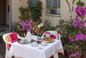 米罗La Ginestra casa vacanze的一张桌子,上面有白色的桌布和鲜花