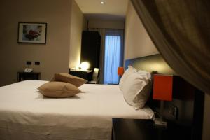 罗马安尼耶内酒店的一间卧室配有一张带两个枕头的床
