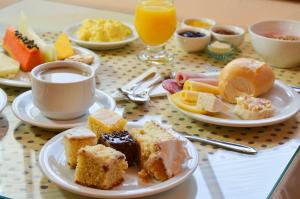 格拉玛多雷纳斯森萨酒店的餐桌,盘子上放着食物和咖啡