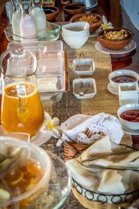 安加罗阿Pikera Uri Eco Lodge的餐桌上放着碗和盘子