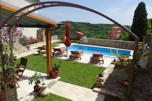 奥普塔利Villa Letizia的后院设有游泳池和桌椅