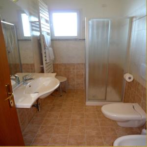 马内尔巴米拉拉戈住宅客房及公寓酒店的一间带水槽、淋浴和卫生间的浴室
