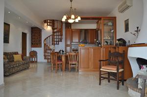 KeramesVilla Agalianos的厨房以及带桌椅的起居室。