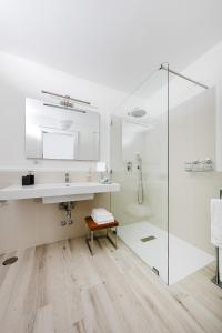 卡普里Fuorlovado 40的白色的浴室设有水槽和淋浴。