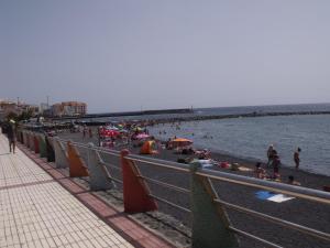圭马尔港Residencial la Gomera的沙滩上的人和水面上的人