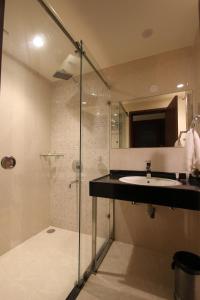海得拉巴格兰德酒店的一间浴室