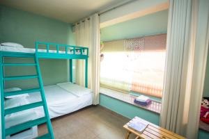 加拉班G.T.旅馆的一间卧室配有双层床和窗户。