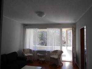 于韦斯屈莱Laajavuori Apartment的带沙发、桌子和窗户的客厅