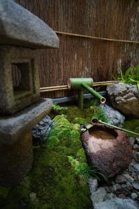 京都东篱日式旅馆的一座花园的模型,花园内有喷泉和苔 ⁇ 