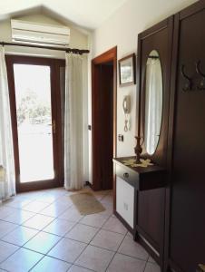 圣安蒂奥科Pineta Spiaggia Grande的一间带水槽、镜子和门的浴室