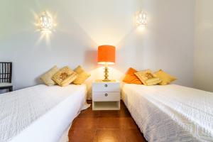 卢斯Casa Sol e Praia的卧室内两张并排的床