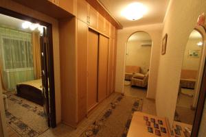 沃罗涅什Apartment Srednemoskovskaya的走廊上设有一张床和镜子的房间