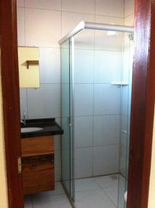 福廷Pousada Brisa Do Pontal的一间带玻璃淋浴和水槽的浴室
