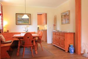若特阿赫-埃根蒙特拉戈别墅度假屋的一间带桌椅的厨房和一间用餐室
