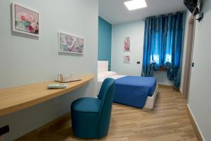 泰拉奇纳Relais Piazza Garibaldi的一间卧室配有蓝色的床和蓝色椅子