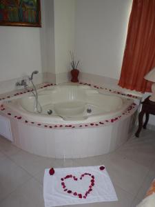 Hotel Luis V Santo Domingo的一间浴室