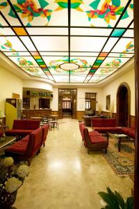 廖洛泰尔梅Hotel Antico Borgo的大堂拥有色彩缤纷的天花板,配有桌椅