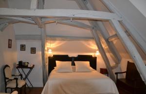 梅斯兰德克洛斯圣玛丽酒店的一间卧室配有一张带白色床单的大床