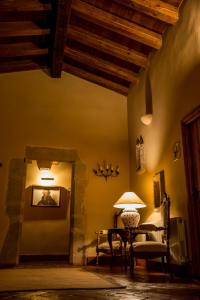 特鲁希略波萨达欧力拉斯精品酒店的客厅配有桌子和椅子
