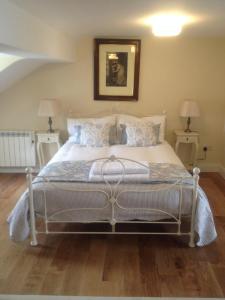 邓加文Brownes Town House的卧室配有带枕头的大型白色床