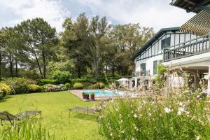 圣让-德吕兹Golfetmer的一个带游泳池和房子的后院