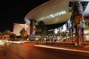 拉斯维加斯Treasure Island - TI Las Vegas Hotel & Casino, a Radisson Hotel的享有夜间建筑与街道的景色