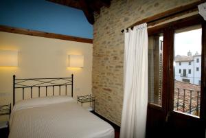 Cinctorres艾尔费科赛罗传统乡村民宿的一间卧室设有一张床和一个窗口