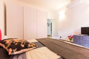 斯培西亚卡萨维泽鲁丽公寓的一间卧室配有一张带枕头的床
