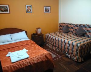 特鲁希略博纳尼特旅馆的酒店客房,设有两张床和一张沙发