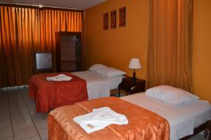 特鲁希略博纳尼特旅馆的酒店客房,配有两张带毛巾的床