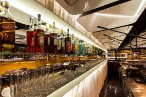 柏林昆汀恩精品酒店的吧台上装有许多瓶装酒精的酒吧