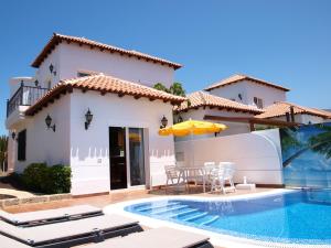 夏约法Villa Chayofa Sunrises的一座带游泳池和房子的别墅