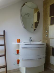 Champrougier尚布尔马洛尼尔旅馆的一间带水槽和镜子的浴室