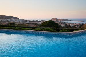利勒鲁斯海滨喷泉酒店的享有水景的游泳池