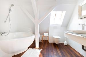 科尔马Les Appartements Saint Nicolas的浴室配有白色浴缸和水槽