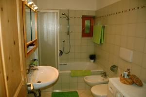 奥蒂塞伊Villa Valtoi的浴室配有盥洗盆、卫生间和浴缸。