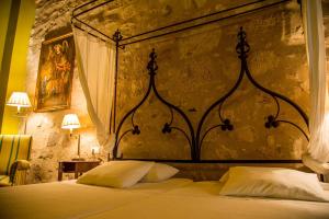特鲁希略波萨达欧力拉斯精品酒店的一间卧室配有一张大床和大床头板