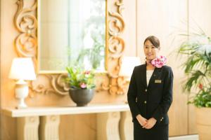 名古屋公主花园酒店的女人站在镜子前